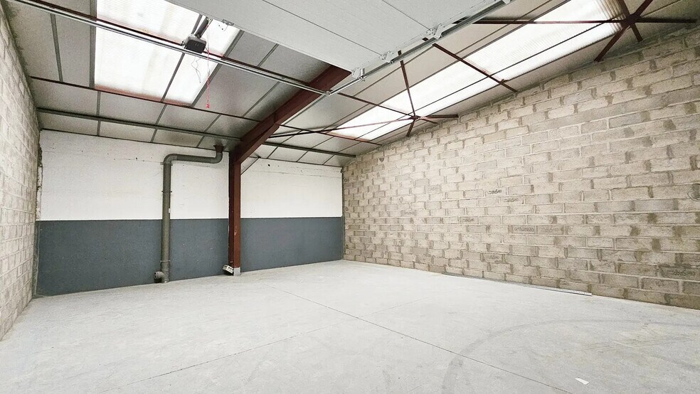 Local d’activités dans Brie-Comte-Robert à louer - Photo de l’immeuble – Image 3 sur 11