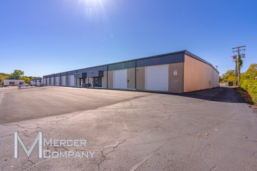 801 Secretary Dr, Arlington, TX à louer - Photo de l’immeuble – Image 2 sur 67