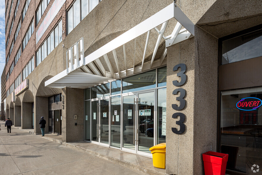 323-355 Rue Chabanel O, Montréal, QC à louer - Photo de l’immeuble – Image 3 sur 6