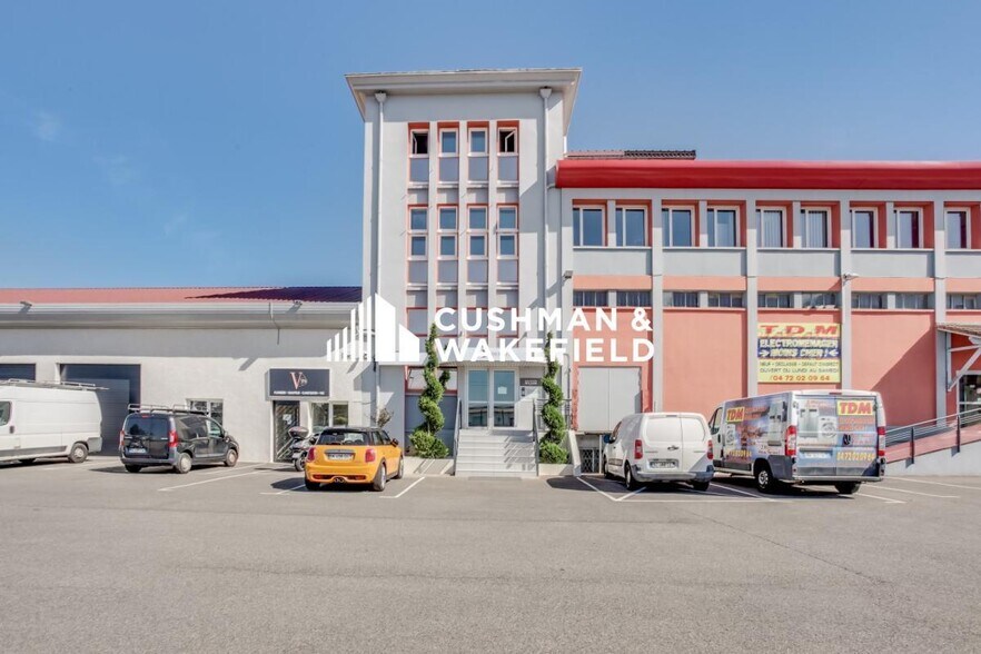 Local d’activités dans Décines-Charpieu à louer - Photo de l’immeuble – Image 3 sur 17