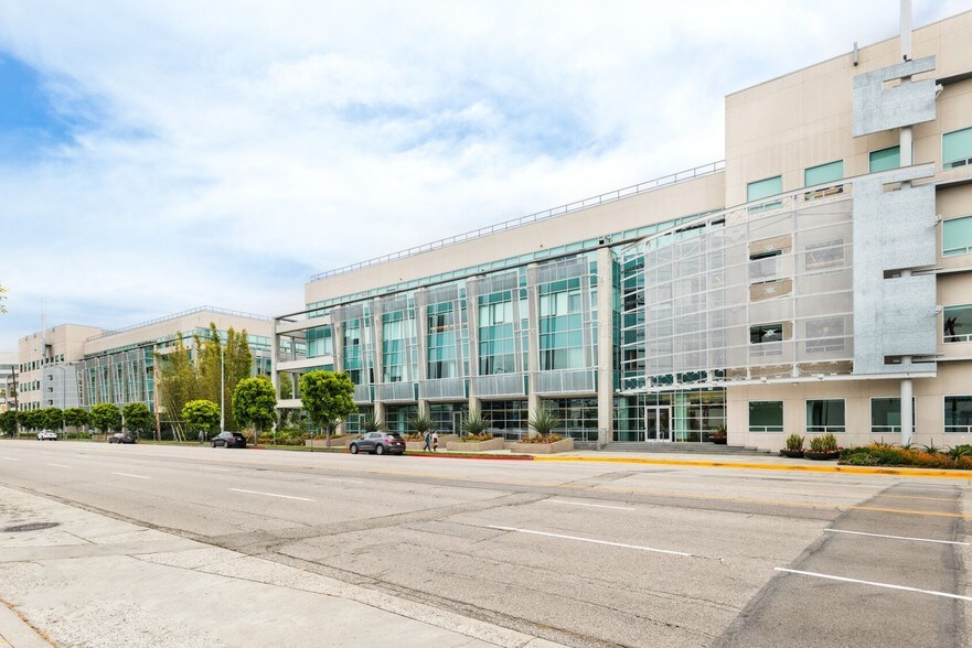 12200 W Olympic Blvd, Los Angeles, CA à louer - Photo de l’immeuble – Image 3 sur 8