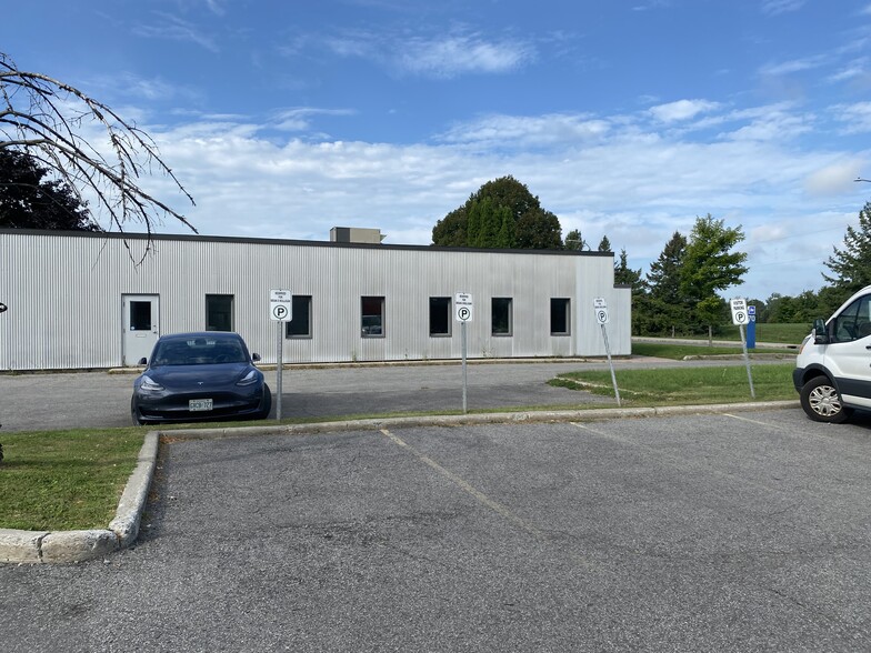 74 Colonnade Rd, Ottawa, ON à louer - Photo de l’immeuble – Image 2 sur 2