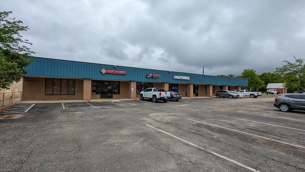 505 W University Ave, Georgetown, TX à louer - Photo de l’immeuble – Image 1 sur 6