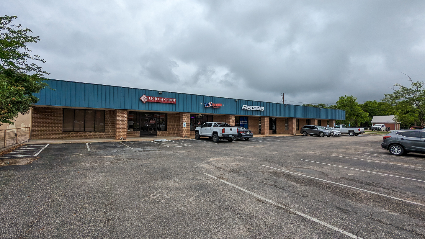 505 W University Ave, Georgetown, TX à louer Photo de l’immeuble– Image 1 sur 7