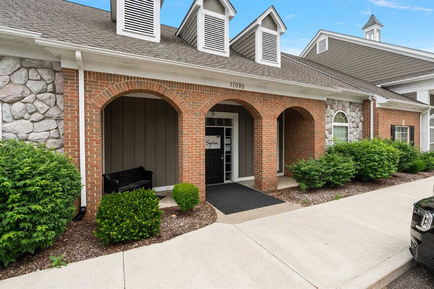 11080 Hall Rd, Sterling Heights, MI à louer - Photo de l’immeuble – Image 3 sur 14