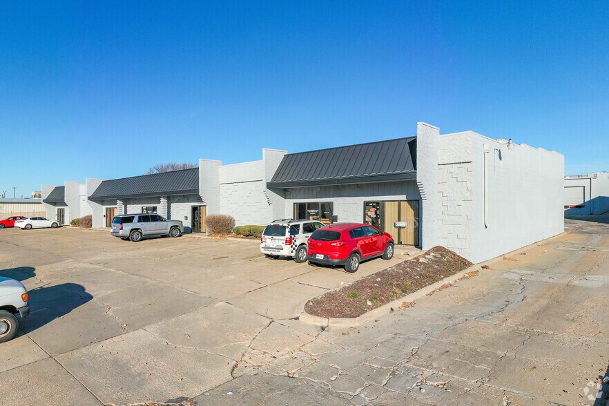Southwest Business Park Flex/Industrial portefeuille de 4 biens à vendre sur LoopNet.fr - Photo principale – Image 2 sur 6