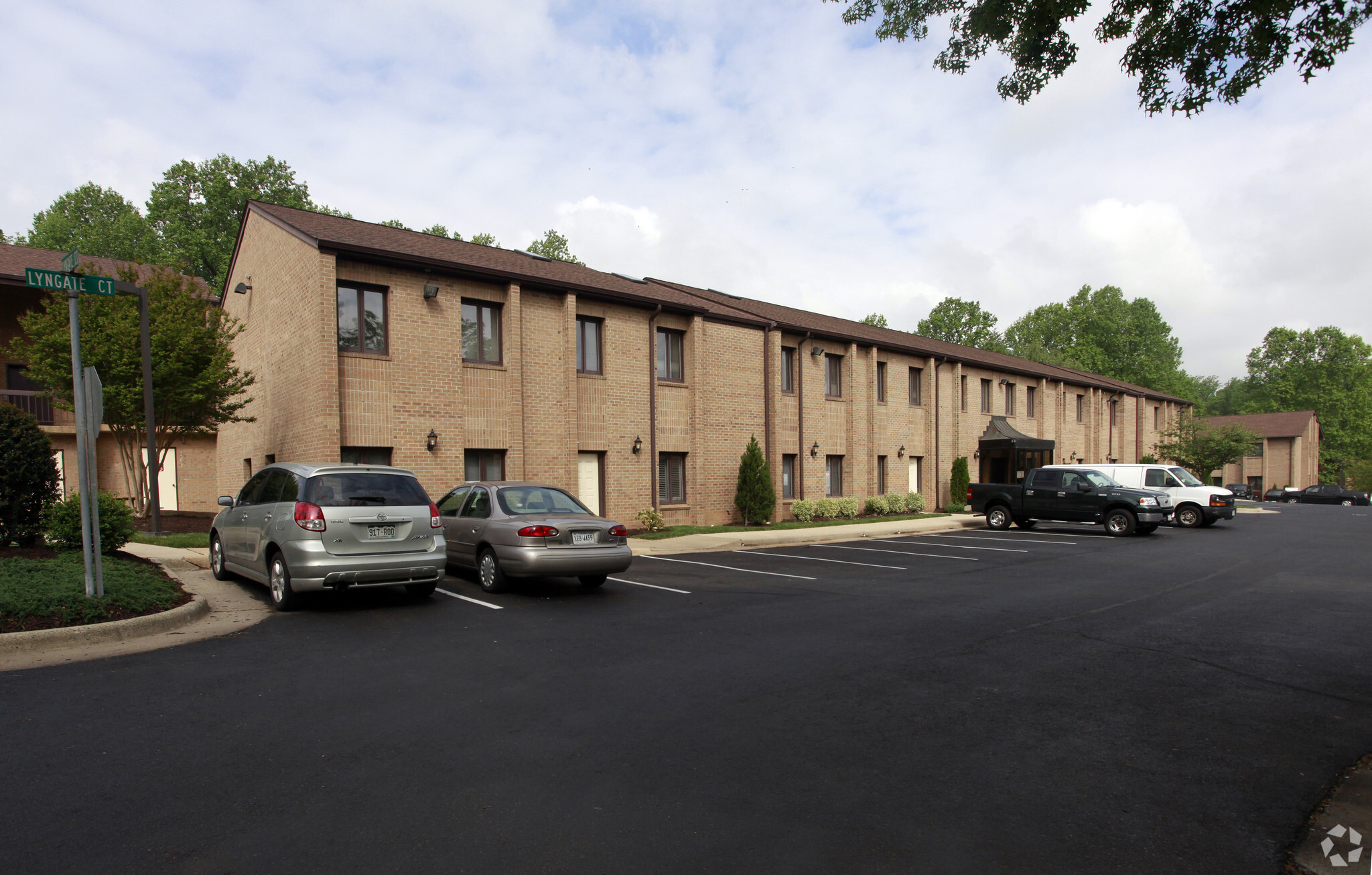 5252 Lyngate Ct, Burke, VA à louer Photo de l’immeuble– Image 1 sur 7