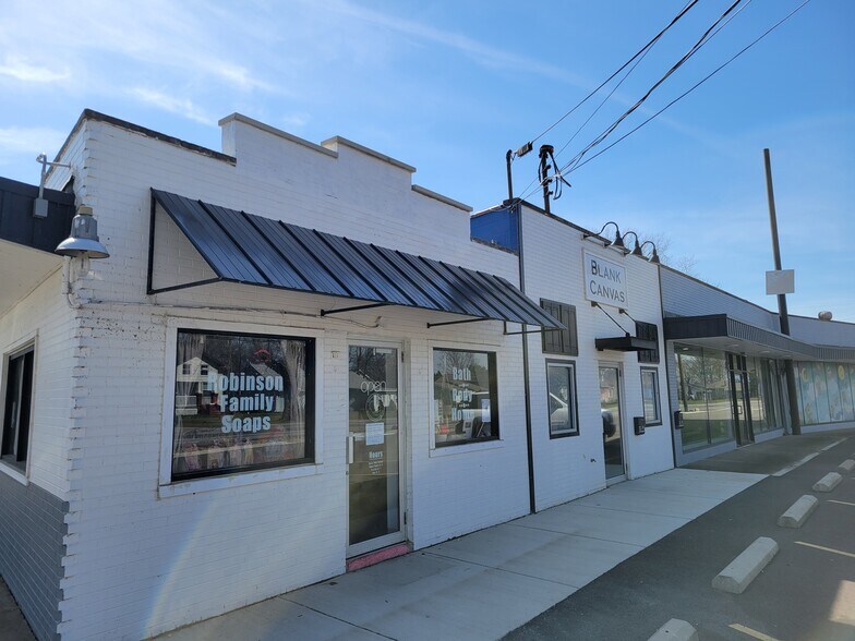 4646-4660 E Lake Rd, Sheffield Lake, OH à louer - Photo de l’immeuble – Image 1 sur 12