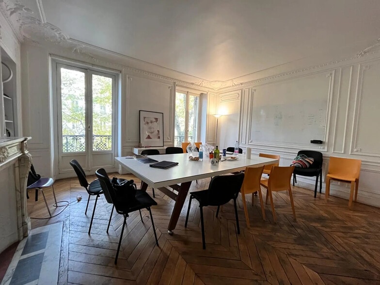 137 Boulevard De Magenta, Paris à louer - Photo de l’immeuble – Image 2 sur 11