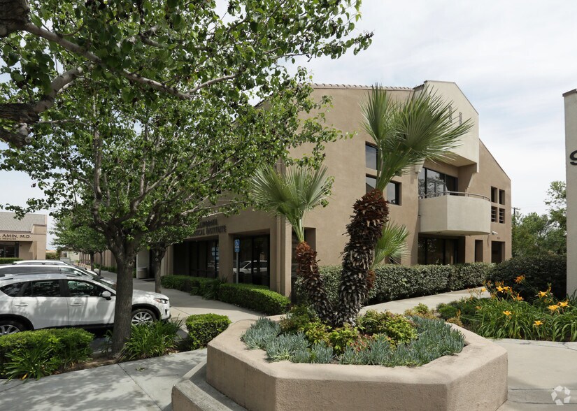 930 W Foothill Blvd, Upland, CA à louer - Photo de l’immeuble – Image 3 sur 13