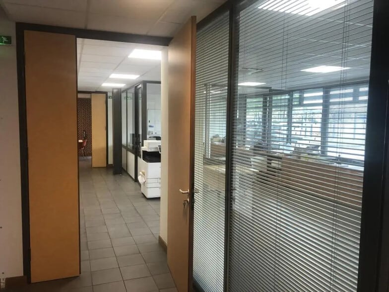 Bureau dans Carbon-Blanc à louer - Photo de l’immeuble – Image 2 sur 12