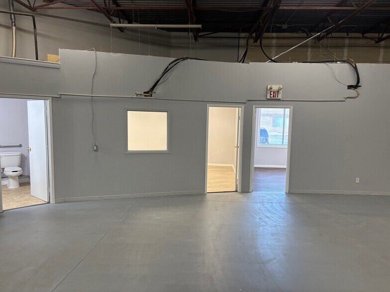 667 Welham Rd, Barrie, ON à louer - Photo de l’immeuble – Image 3 sur 8