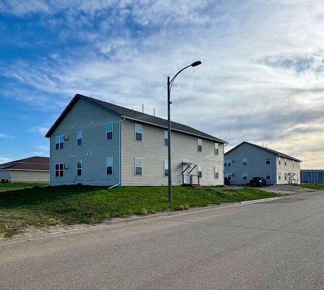 Located on the SE side of Crosby, just a block from The Bypass Bar & Grill and across the, Crosby, ND à vendre - Photo principale – Image 1 sur 14