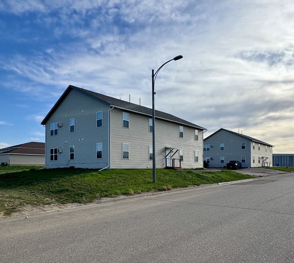 Located on the SE side of Crosby, just a block from The Bypass Bar & Grill and across the, Crosby, ND à vendre Photo principale– Image 1 sur 16