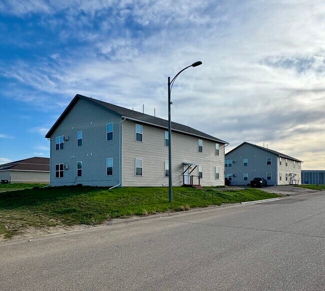 Plus de détails pour Located on the SE side of Crosby, just a block from The Bypass Bar & Grill and across the, Crosby, ND - Logement à vendre