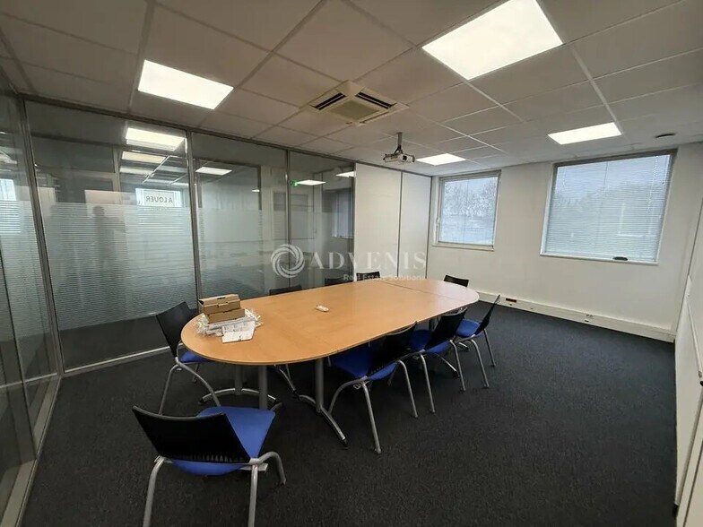 Bureau dans Champs-sur-Marne à louer - Photo intérieure – Image 1 sur 8