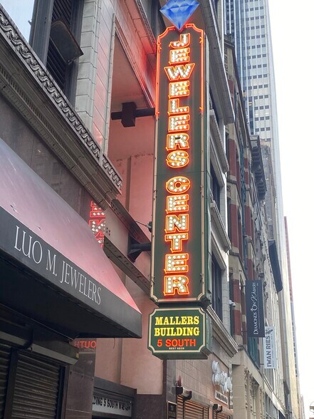 5 S Wabash Ave, Chicago, IL à louer - Photo de l’immeuble – Image 2 sur 20