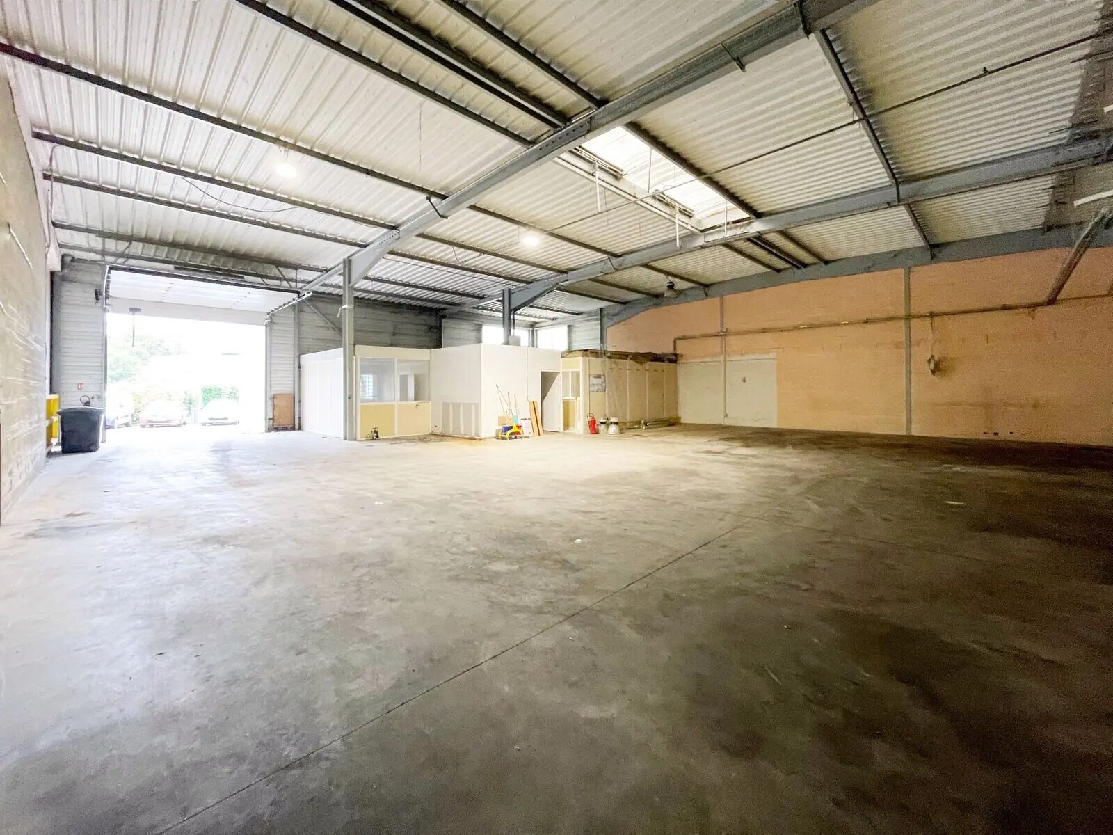 Local d’activités dans Allonne à louer Photo de l’immeuble– Image 1 sur 7