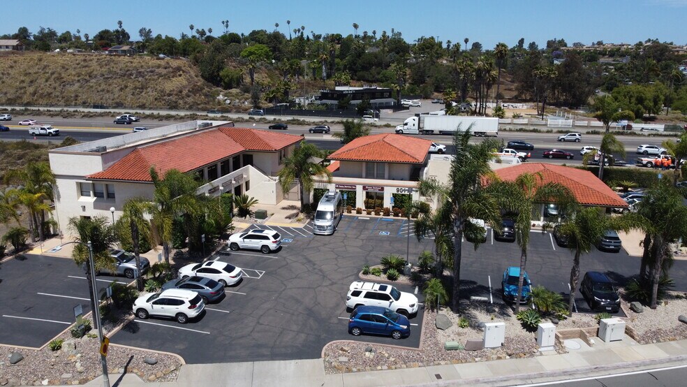 911 Hacienda Dr, Vista, CA à louer - Photo de l’immeuble – Image 2 sur 10