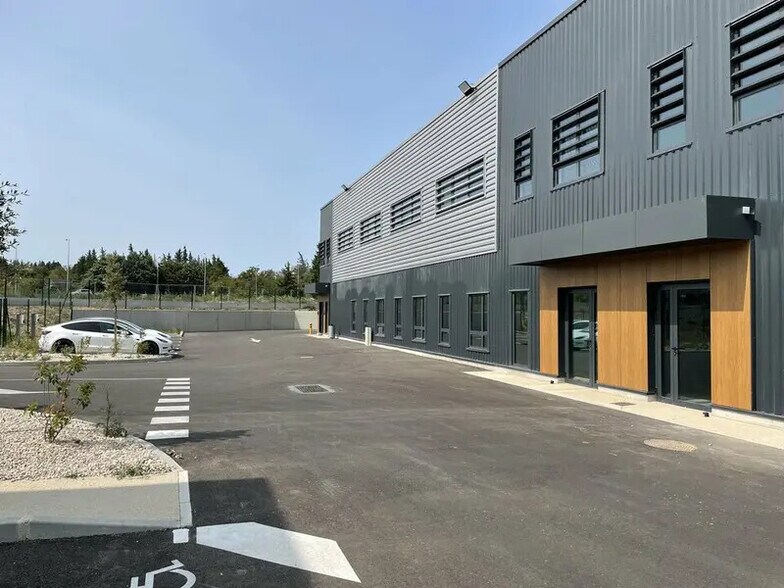 Local d’activités dans Vedène à louer - Photo de l’immeuble – Image 2 sur 12