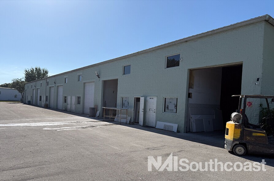 1337 SW South Macedo Blvd, Port Saint Lucie, FL à louer - Photo de l’immeuble – Image 2 sur 7