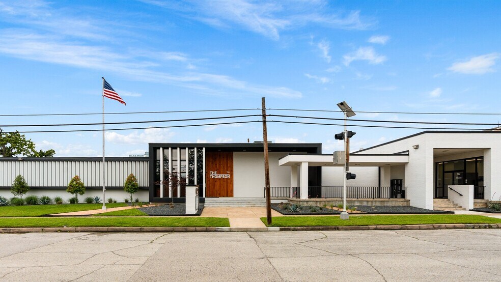 702 N Thompson St, Conroe, TX à louer - Photo de l’immeuble – Image 2 sur 26