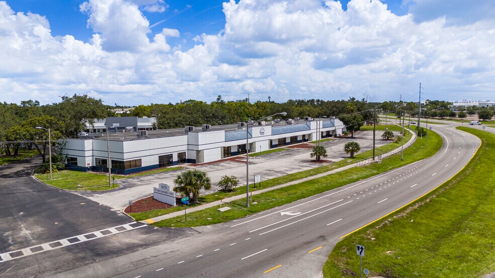 4612 N 56th St, Tampa, FL à louer - Photo de l’immeuble – Image 1 sur 20