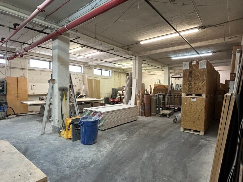 1306 43rd Ave, Long Island City, NY à louer - Photo de l’immeuble – Image 2 sur 7