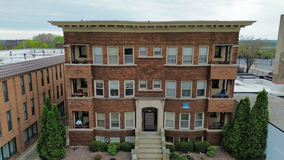 2311 W Wisconsin Ave, Milwaukee, WI à vendre - Photo de l’immeuble – Image 2 sur 12