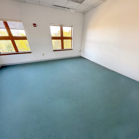 8609 Sudley Rd, Manassas, VA à vendre - Photo intérieure – Image 3 sur 8