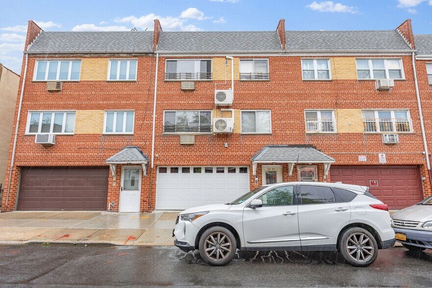 2247 Harman St, Ridgewood, NY à vendre - Photo de l’immeuble – Image 2 sur 20