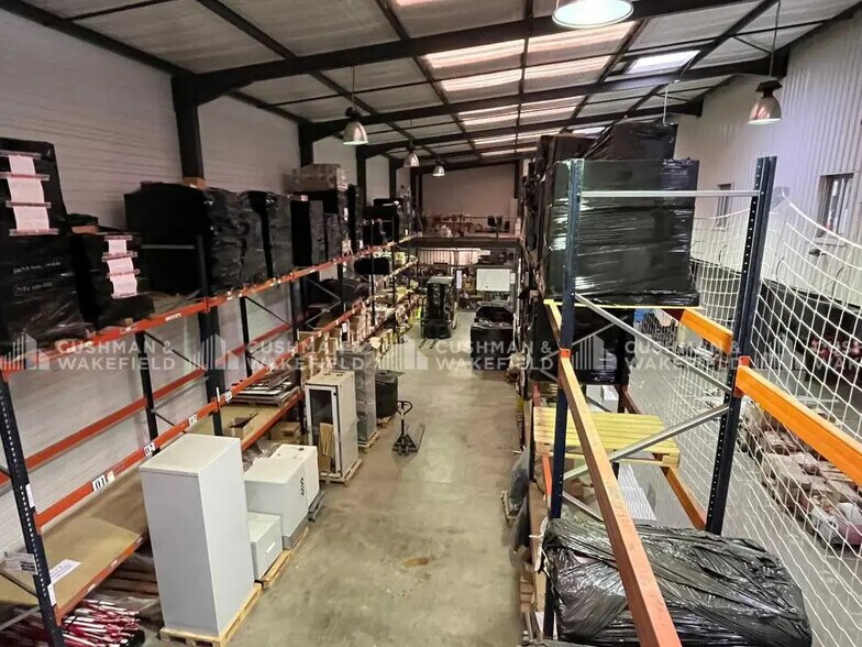 Local d’activités dans Signes à louer - Photo intérieure – Image 2 sur 9