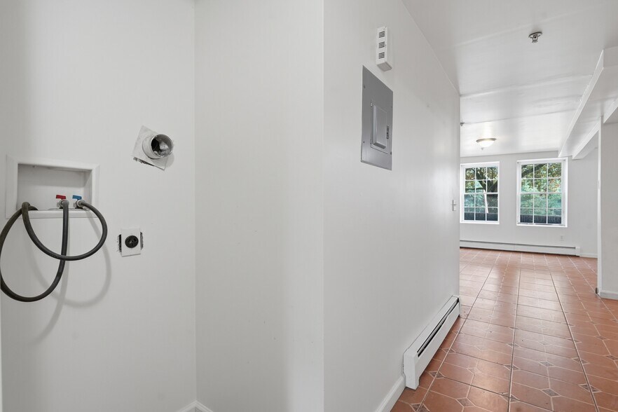 10 Eastman Ter, Poughkeepsie, NY à vendre - Photo principale – Image 1 sur 39
