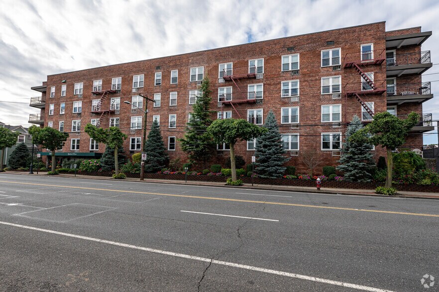 504 Merrick Rd, Lynbrook, NY à vendre - Photo de l’immeuble – Image 3 sur 24