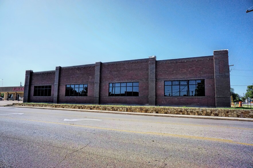 141 NW Renfro St, Burleson, TX à vendre - Photo de l’immeuble – Image 2 sur 7