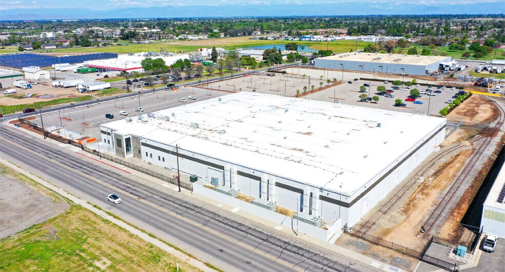 2325 S Cedar Ave, Fresno, CA à louer - Photo de l’immeuble – Image 3 sur 14