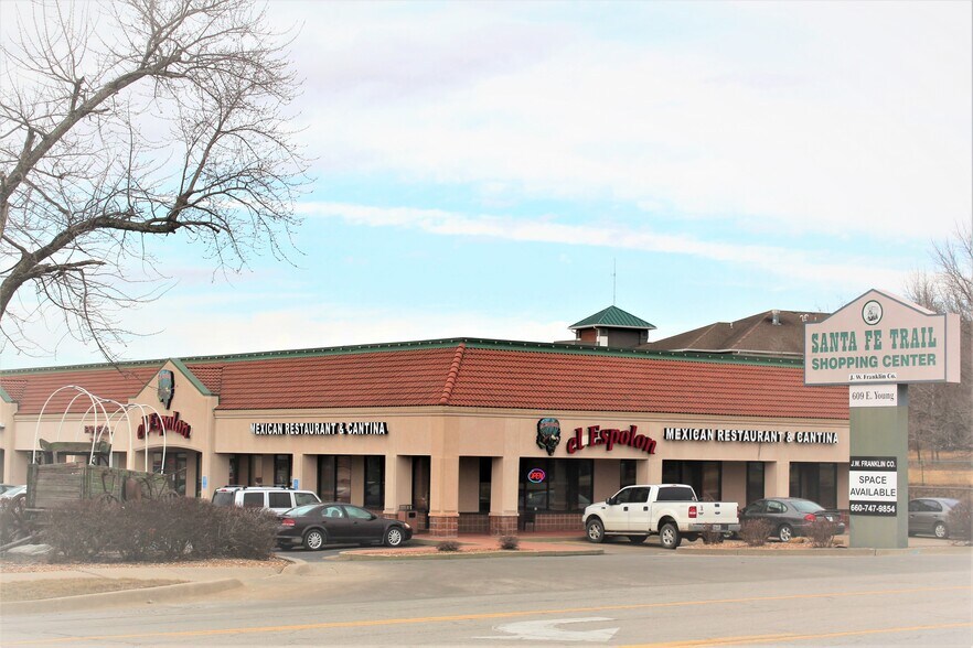 609 E Young Ave, Warrensburg, MO à louer - Photo de l’immeuble – Image 3 sur 3