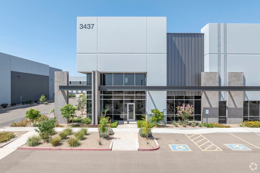 3437 S Crismon Rd, Mesa, AZ à louer - Photo de l’immeuble – Image 3 sur 6