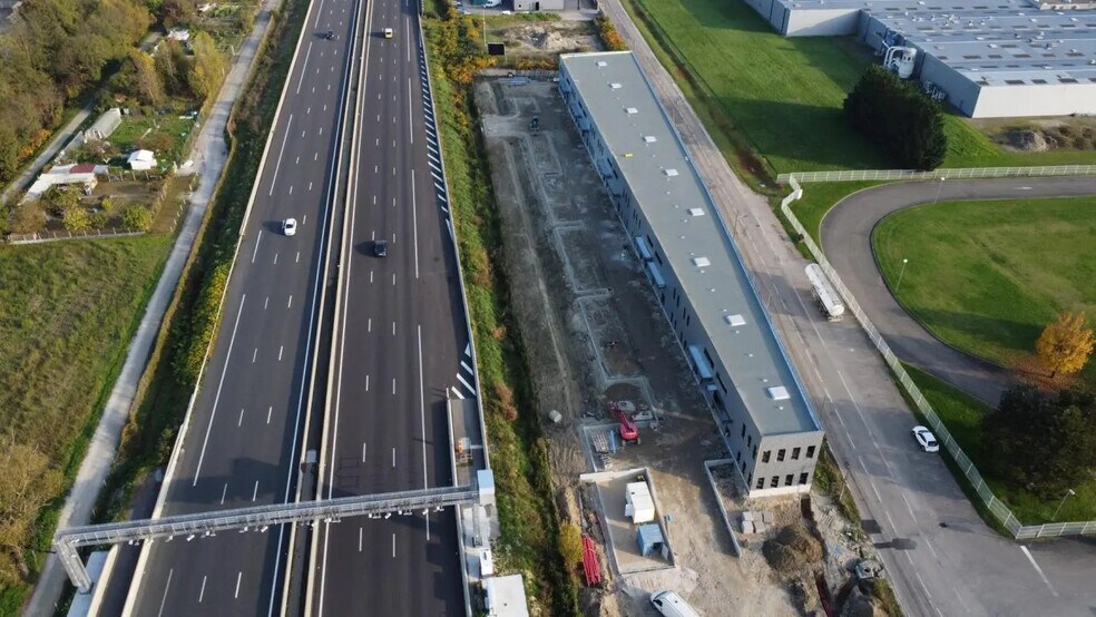 Local d’activités dans Bourgoin-Jallieu à louer - Photo de l’immeuble – Image 3 sur 5