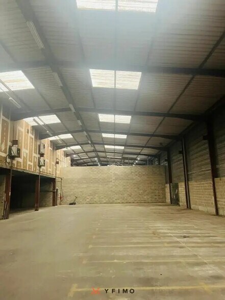 Industriel/Logistique dans Élancourt à louer - Photo de l’immeuble – Image 3 sur 5