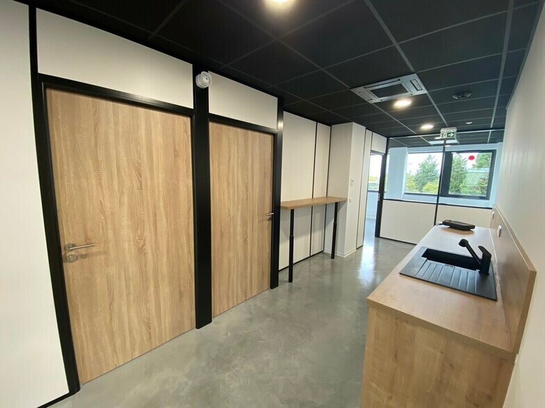 Bureau dans Artigues-près-Bordeaux à louer - Photo intérieure – Image 1 sur 9