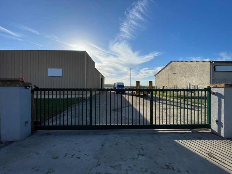 Local d'activités dans Guichainville à vendre - Photo de l’immeuble – Image 2 sur 27