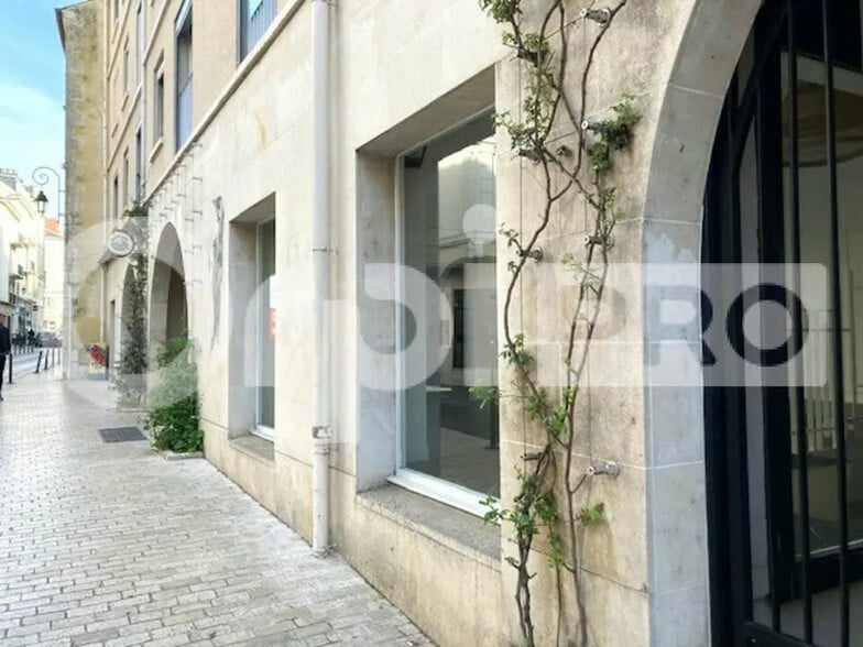 Local commercial dans Orléans à louer - Photo de l’immeuble – Image 1 sur 7