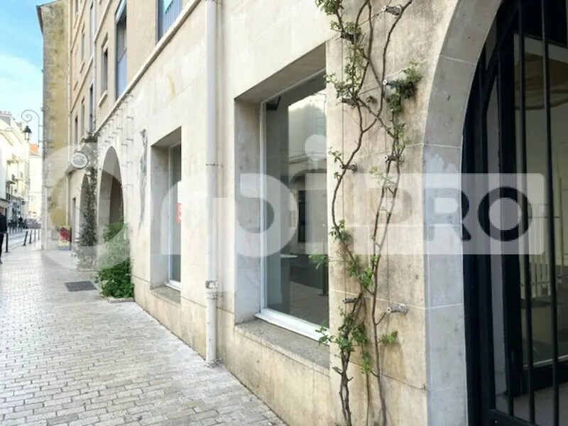 Local commercial dans Orléans à louer Photo de l’immeuble– Image 1 sur 8