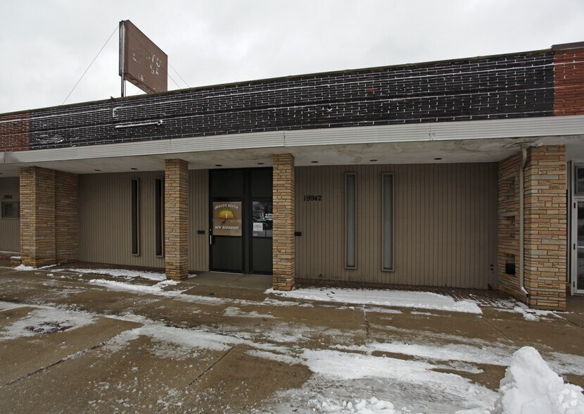 19900 Harper Ave, Harper Woods, MI à louer - Photo principale – Image 3 sur 12