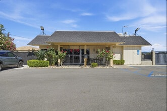 1660 N Newcomb St, Porterville, CA à louer Photo intérieure– Image 1 sur 41