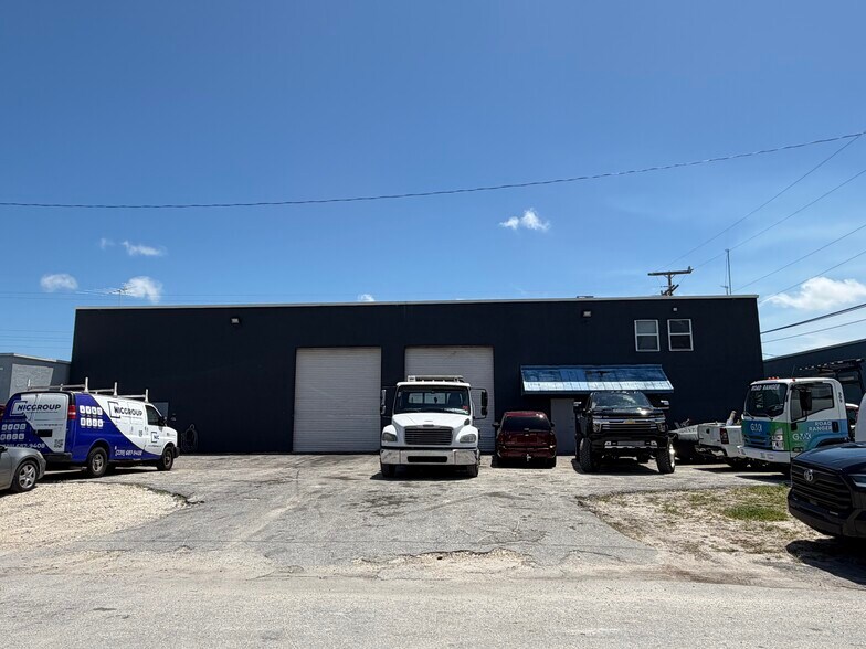 10460 SW 187th Ter, Miami, FL à vendre - Photo de l’immeuble – Image 3 sur 23