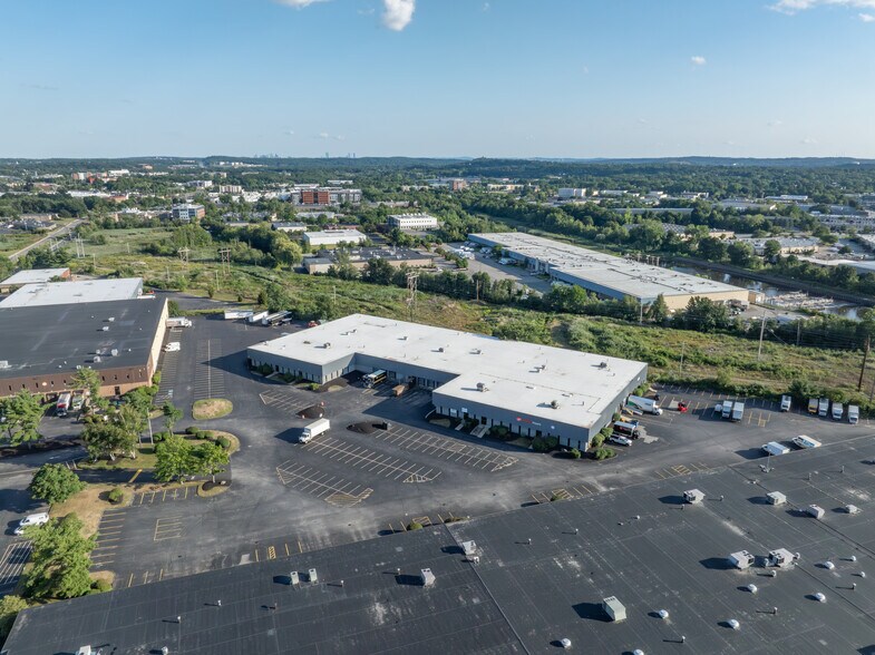 96 Commerce Way, Woburn, MA à louer - Photo de l’immeuble – Image 3 sur 5
