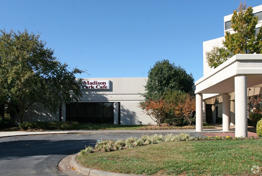 5790 University Pky, Winston-Salem, NC à vendre - Photo de l’immeuble – Image 2 sur 17