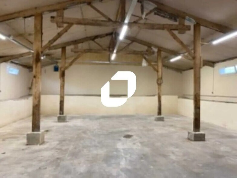 Local d’activités dans Jouars-Pontchartrain à louer - Photo de l’immeuble – Image 1 sur 11